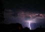 Bei einem Blitzschlag entl�dt sich die elektrische Ladung einer Gewitterwolke - zwischen Wolke und Erde flie�en elektrische Str�me.